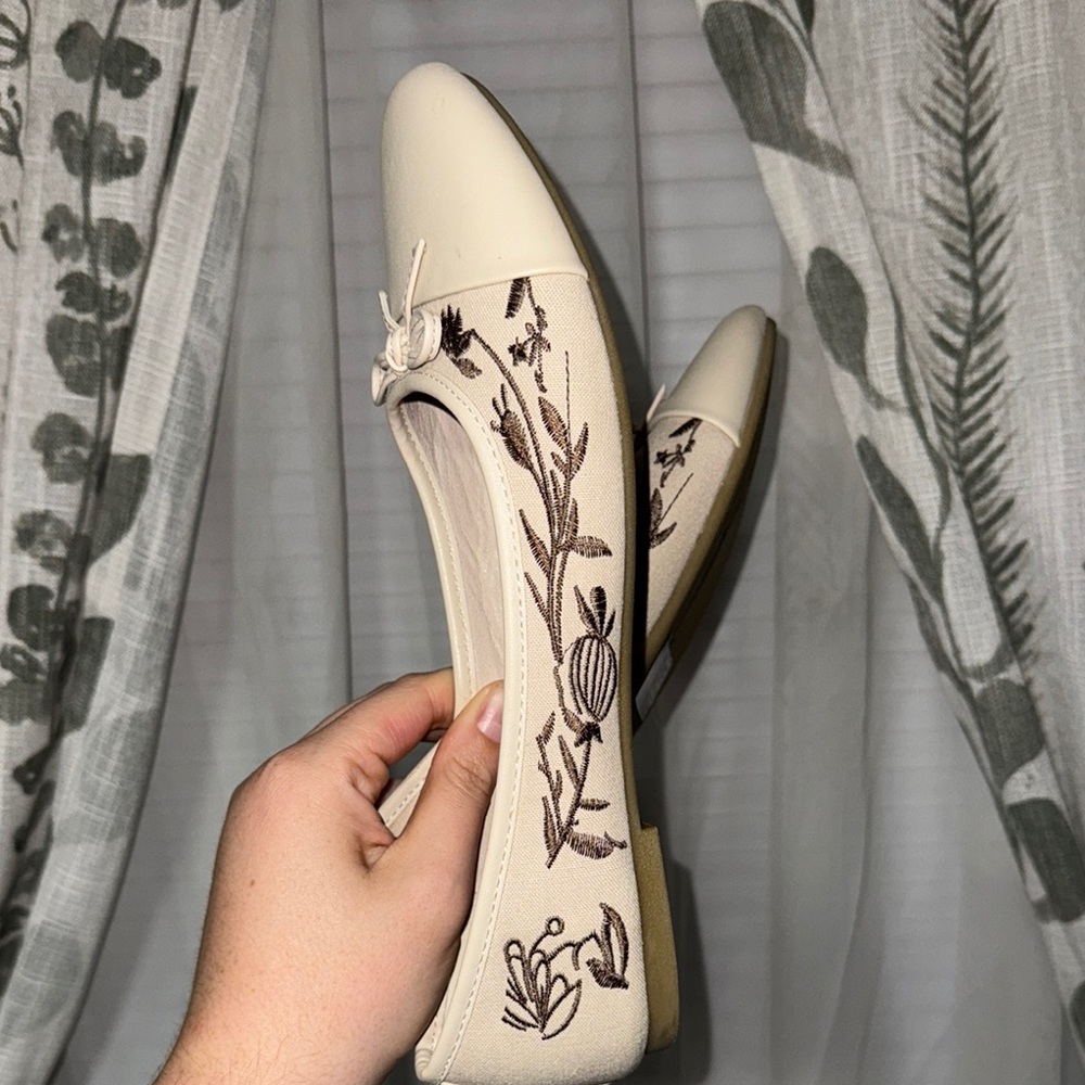 Elegant Cream Floral Ballet Flats